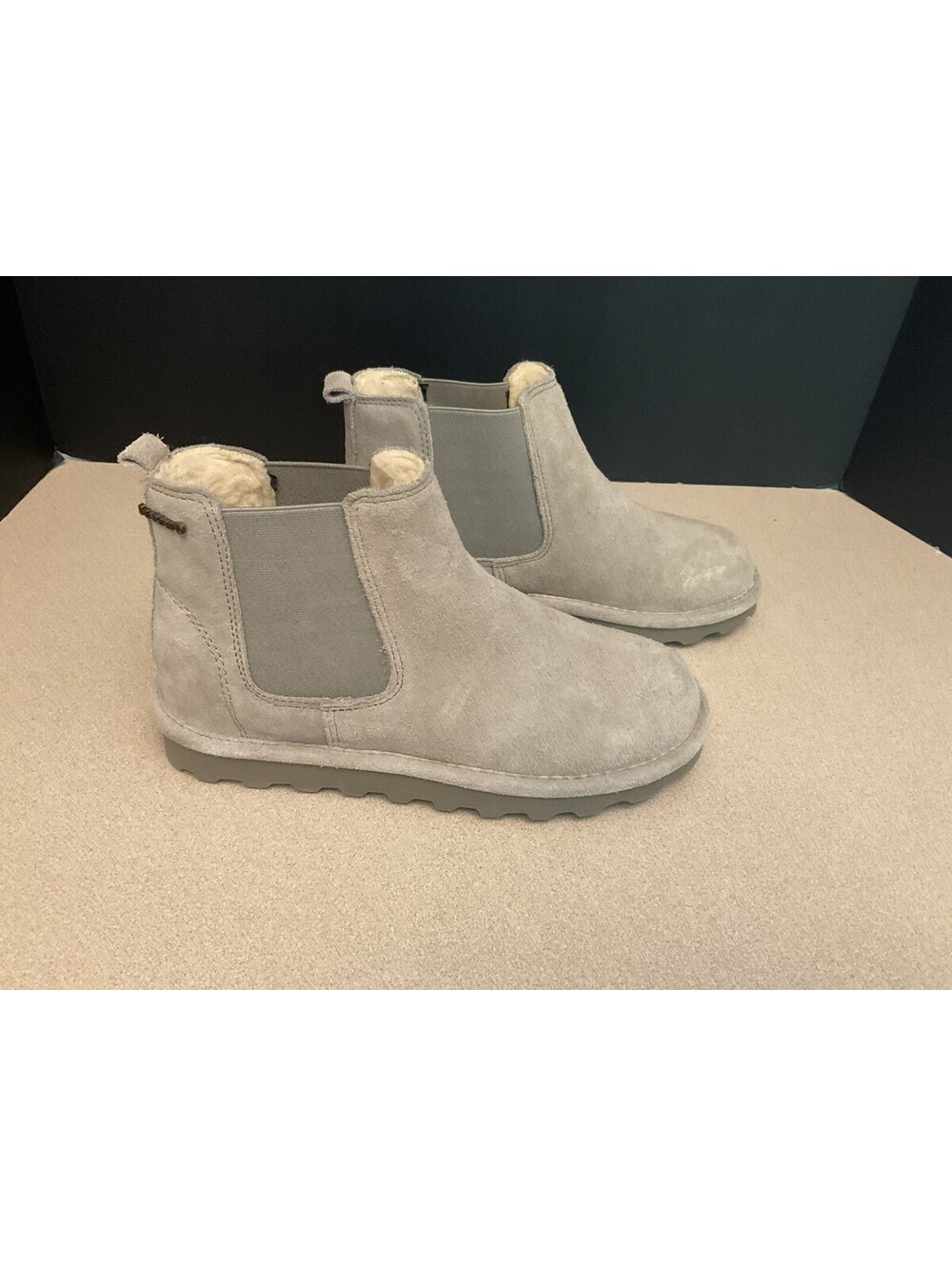 New! Womens Bearpaw Drew Suede Chelsea Fur Lined Booties. Size 6. Nice Boots!